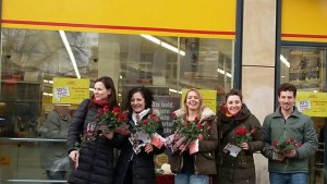 Beim Rosenverteilen zum Internationalen Frauentag mit der SPD-Direktkandidatin im Friedrichshainer Nordkiez, Peggy Hochstätter